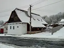 Celkový pohled od severu z místní komunikace