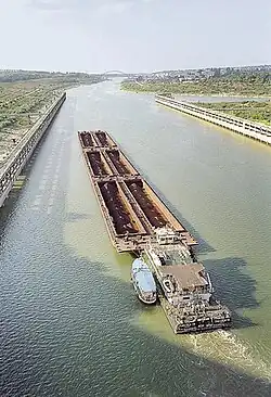 Tlačná sestava odpovídající třídě VIc s řazením 3x2 čluny na průplavu Dunaj – Černé moře v Rumunsku