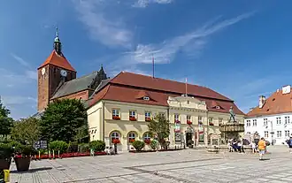 Tržní náměstí (Tadausze Kośczuszka) s radnicí, v pozadí kostel Panny Marie