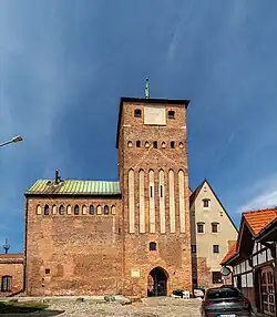 Jižní průčelí hradu se vstupní branou