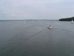 pohled z mostu přes úžinu mezi vlastním Mamry a částí Dargin