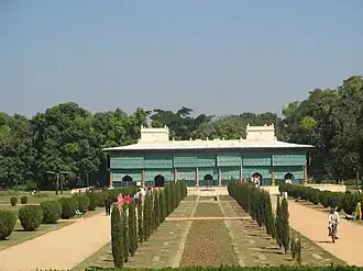 Palác sultána Tipúa, uprostřed zahrady zvané Daria Daulat Bagh, postaveno 1784 v indicko-saracenském stylu, postaven většinou vyroben z teakového dřeva.