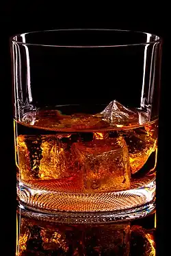 Kyle May: Základem je neprůhledná černá skleněná podložka a černé pozadí tvořené pěnovým kartonem, hlavní světlo směřuje zezadu a prochází změkčené bílým difuzérem po stranách zleva a zprava, goba zleva a zprava způsobují úzké osvětlení po stranách.