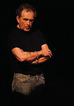 Záběr během představení v divadle; později zesvětleno v GIMPu