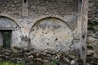 Detail zbytků fresek na stěně kostela