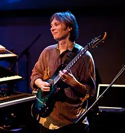 Dave Bainbridge na koncertu skupiny Iona v roce 2010