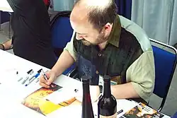 Dave McKean podepisuje své dílo na festivalu ComicCon 2003