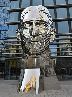 Hlava Franze Kafky, v pozadí Quadrio