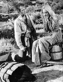 David Carradine a Sondra Locke v seriálu Kung Fu