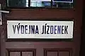 Tabula Výdejna jízdenek na dveřích čekárny na nádraží v Davli.