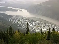 Řeka Yukon (nahoře vpravo) u Dawson City přibírající zleva řeku Klondike