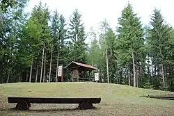 vrchol s přístřeškem, lavičkami a informačními panely