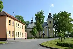 náves s kostelem a školou