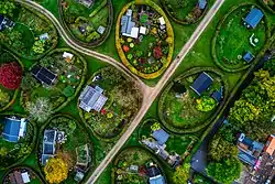 Letecký pohled na oválné zahrady (říjen 2022)