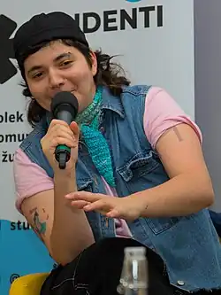 Kateř Tureček na diskusi Odstíny barev pořádané spolky Studenti IKSŽ v Charlie