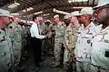 Ministr obrany USA William S. Cohen při setkání s důstojníky na základně, 1997