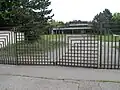 Dekorativní mříž při vstupu do areálu, jejímž autorem je Zdeněk Makovský