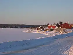 osada Deline na břehu jezera