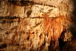 Výzdoba na stěně jeskyně