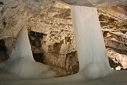 Pohled do jeskynního sálu s ledovými krápníkovitými útvary