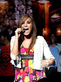Demi Lovato na turné s Jonas Brothers a obsazením z filmu Camp Rock 2 v roce 2010.