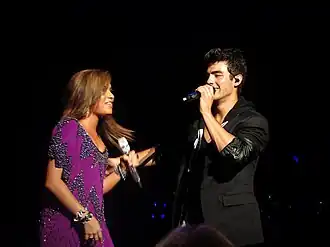 Joe Jonas a Demi Lovato účinkující na turné Jonas Brothers Live In Concert