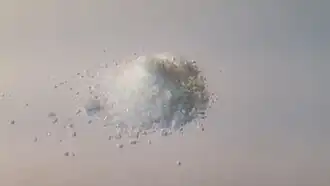 krystaly denatonium-benzoátu farmaceutické čistoty