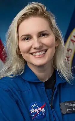 Oficiální portrét Deniz Burnhamové, prosinec 2021