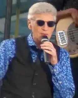 Dennis DeYoung při vystoupení 25. srpna 2014