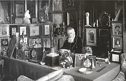 Malíř Paul von Joukowsky u svého pracovního stolu, 1908