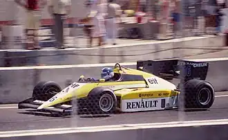 Derek Warwick řídící vůz RE50 při Grand Prix Dallasu 1984.