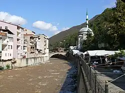 Nábřeží s historickým mostem přes Aksu Deresi a tržištěm