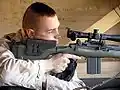 Jeremy R. Riddle z Task Force Kabul se rozhlíží skrze svoji M14 DMR