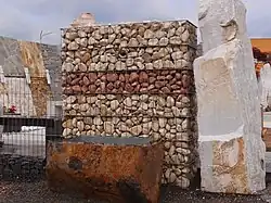 Gabionový prvek s použitím různobarevných kamenů