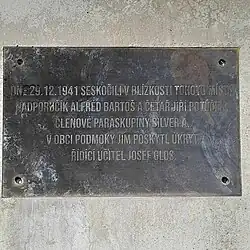 Pamětní deska na památníku v místě seskoku Alfréda Bartoše a Jiřího Potůčka (Podmoky, okr. Nymburk)