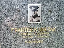 Nápis na hrobu Františka Ometáka po rekonstrukci (foto 2025)