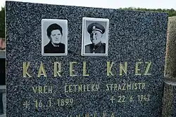 Detail náhrobku, hřbitov Vrbatův Kostelec