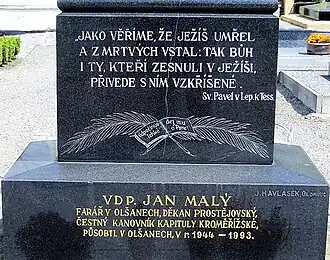 Detail náhrobku P. Malého v Olšanech