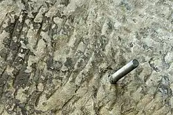 Detail po ručním sekání východní stěny kaple a zapuštěný prvek ferraty