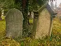 Detail starších náhrobků na židovském hřbitově