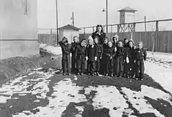 S vychovatelkou profesorkou Markovou, která své svěřenkyně tajně vzdělávala