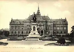 Německý dům a pomník Josefa II.