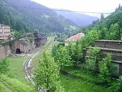 Bývalé železárny ve městě Vareš, které trať obsluhoval