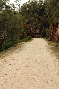 Devines Hill, těsně za mostem Thomase Jamese; Na úpatí kopce se automobilový provoz napojuje na novější silnicí a velká severní silnice je dále jen pro chodce a cyklisty