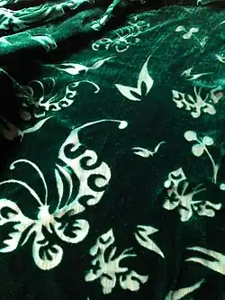 Vypalovaný vzor na hedvábném sametu