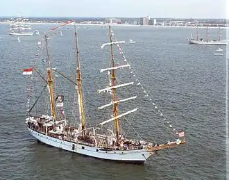 KRI Dewaruci v roce 2000