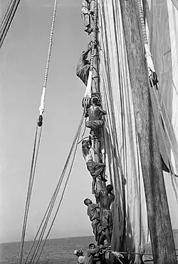 Dhow – posádka leze nahoru na stožár