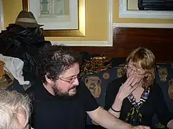 Diane Duane na snímku z roku 2006 s Charlesem Strossem