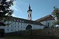 Část kláštera, v pozadí kostel, srpen 2016