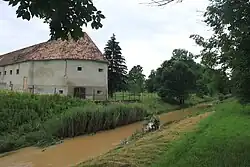 Řeka Kerka protékající kolem hradu Lenti